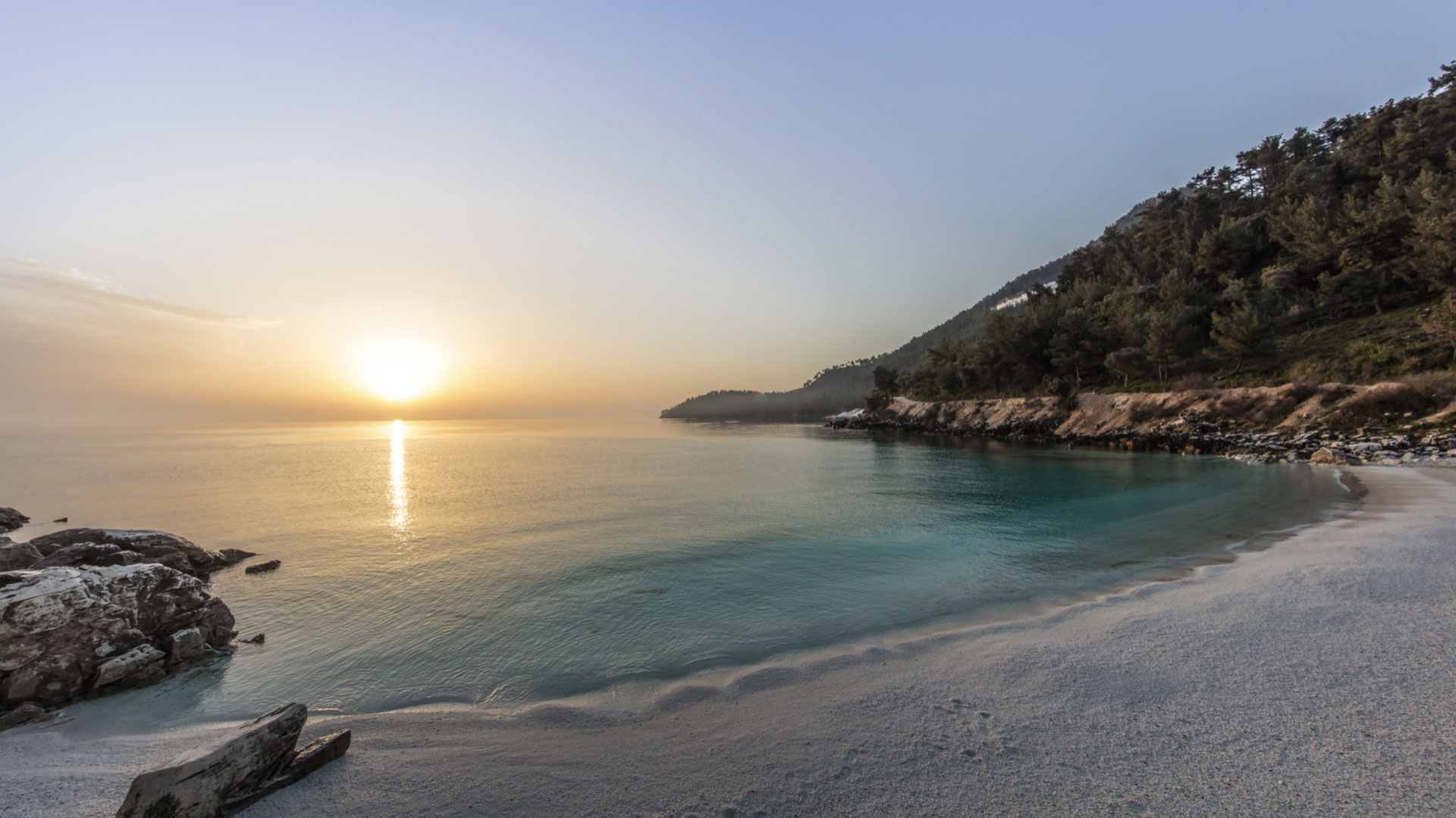 Thassos Adası'nda beyaz mermer kumlu bir koyda gün batımı